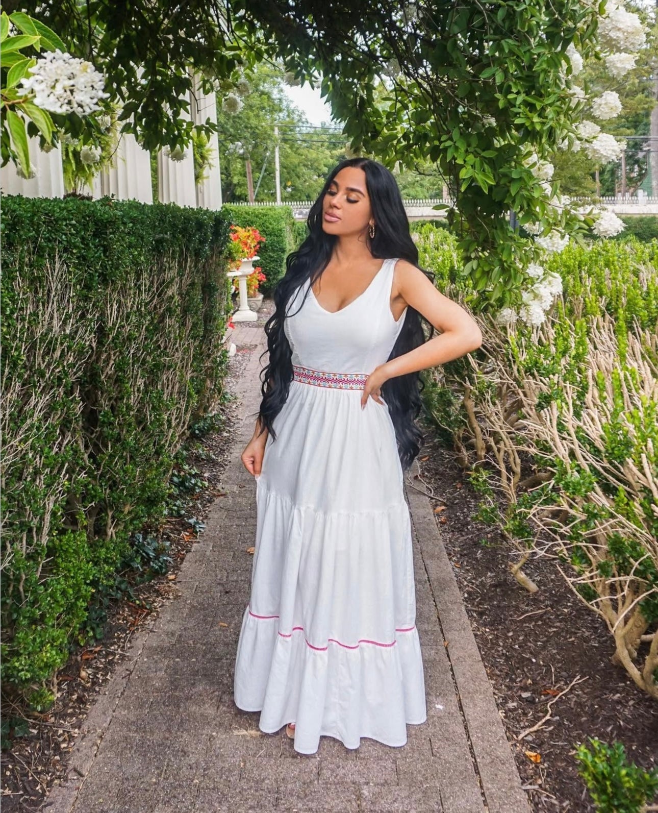 Contrast V-Neck Cutout Sleeveless Maxi Dress